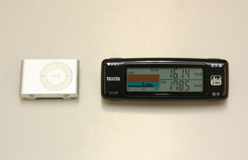 �J�����Y����iPod shuffle (��)���r�B�{�̂�30�~13�~88mm(���~���s���~����)�ƁA��ʓI�ȕ����v�ƂقƂ�Ǔ����T�C�Y