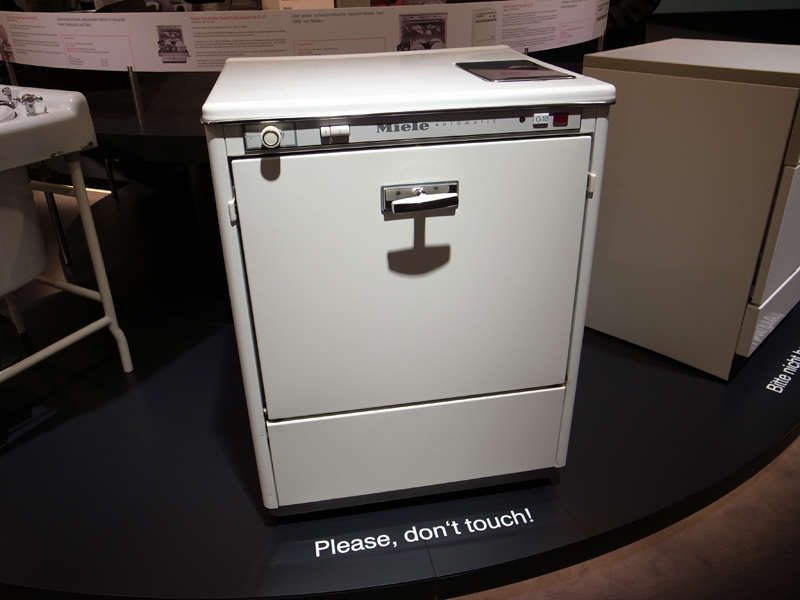 1960�N�ɔ������ꂽ���f���B�d�ʂ͂���ɑ�����120kg�ɁB�����̒ʉ݂�2,140�h�C�c�}���N������