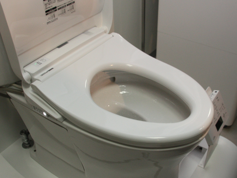 [拡大画像] TOTO、除菌水のミストでトイレを自動で除菌する温水洗浄便座(2/26) - 家電 Watch