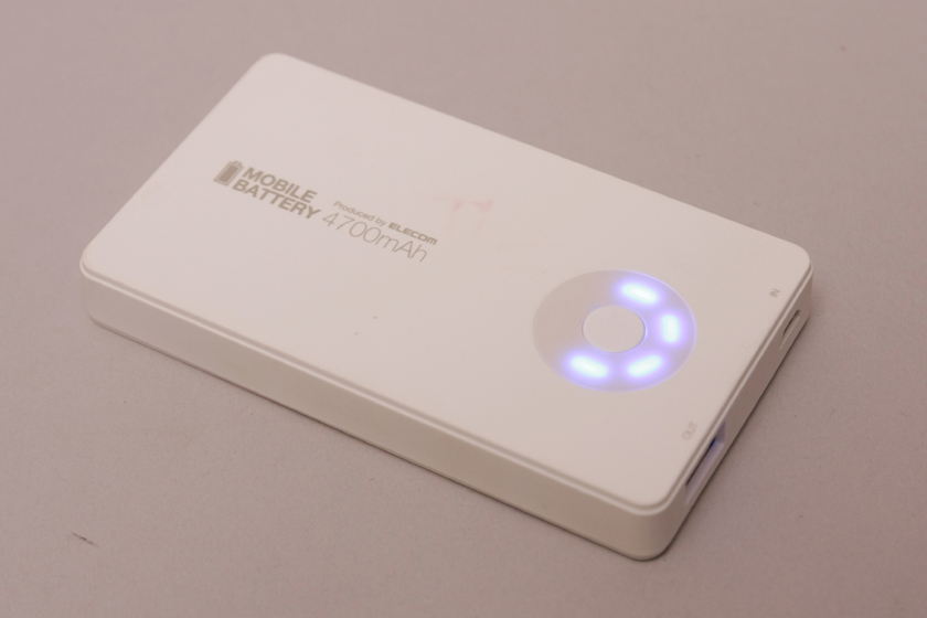 �G���R���u���o�C���o�b�e���[�@DE-U01L-4710�v�B4,700mAh�Ƃ������e�ʂɉ����A�����_��������