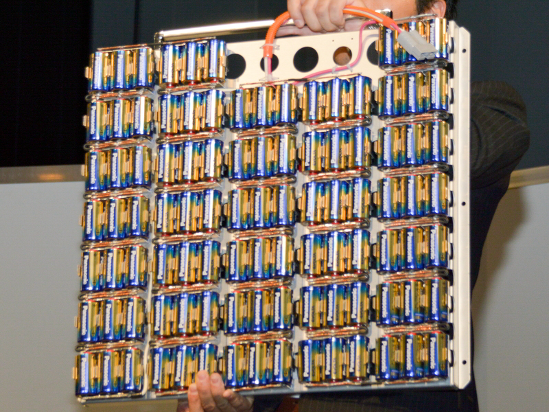 単一形のエボルタ99個を3並列×33直列で並べた様子