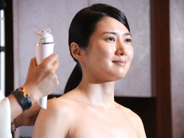 デコルテはレフ板”フィリップスの超音波美顔器と洗顔ブラシで美肌に