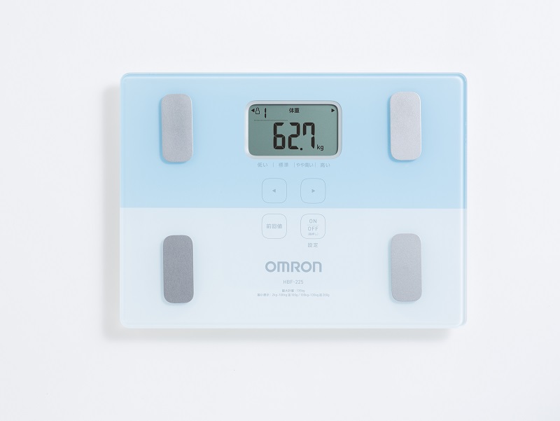 オムロンヘルスケア、乗るだけで電源が入る体重体組成計「カラダ