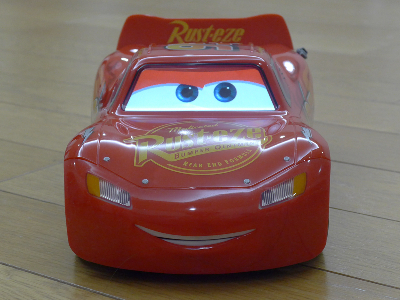 【カーズ】アルティメット マックイーン 映画『カーズ』での動きを再現した、スマホで操れるレーシングカー