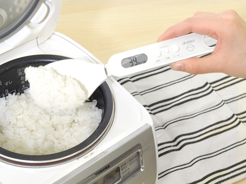 ごはんのカロリーが計れる「デジタルしゃもじスケール」 - 家電 Watch