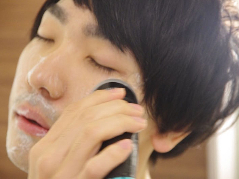 家電製品レビュー - 1分で毛穴の奥まで洗えるオトコの洗顔ブラシ