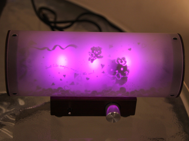 ハローキティの影絵が浮かび上がるアンプ内蔵スピーカー - 家電 Watch