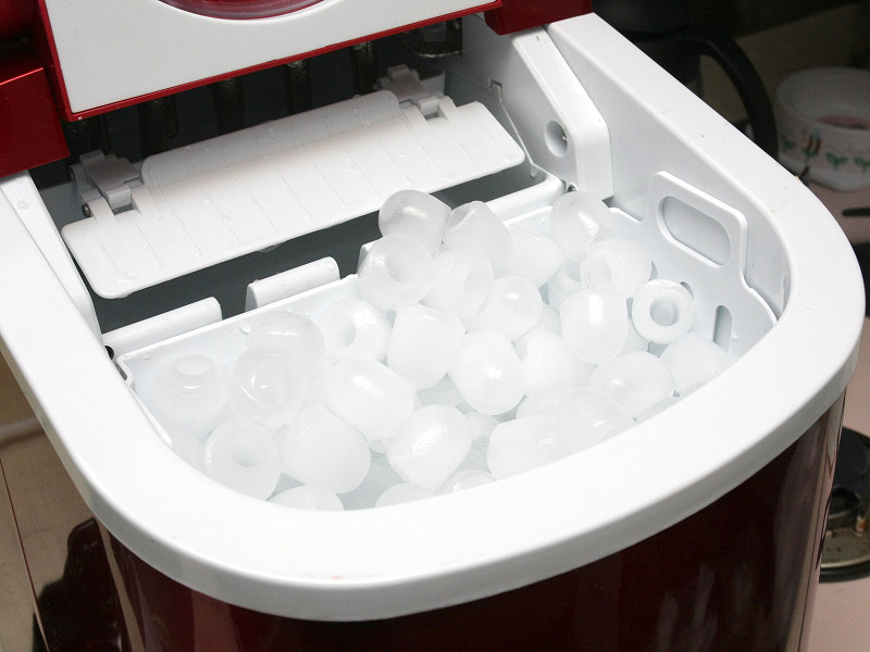 家電製品ミニレビュー】6分で氷ができるスピーディー製氷機が夏の必須 ...
