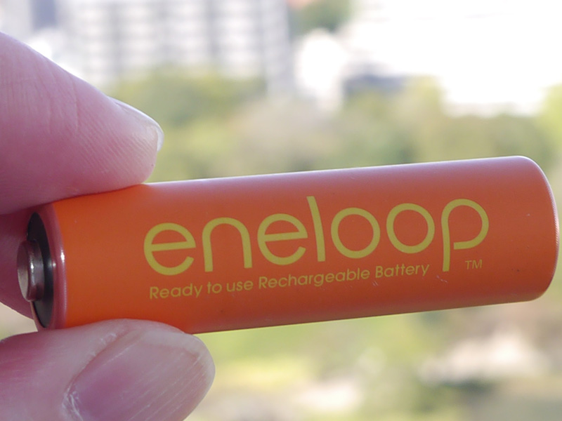 ロゴが入った充電式ニッケル水素充電池「eneloop」、欧州向けに限定