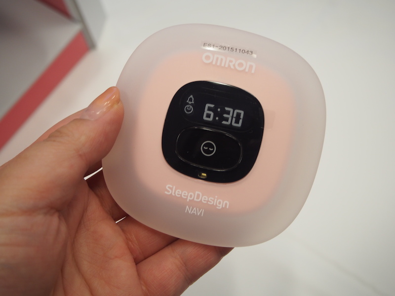 オムロン、呼吸トレーニングで眠りをサポートする「ねむり時間計