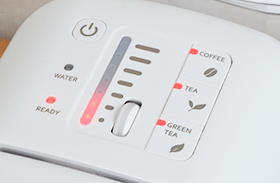 電源ボタン、湯量調節のジョグダイヤル、抽出ボタンの3種類でわかりやすい操作パネル