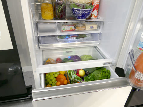 アクア 冷蔵室から野菜室を見渡せる業界初の冷蔵庫 家電 Watch