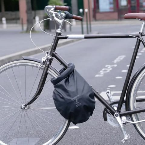 自転車用の鍵にもなるロールトップ式のサイクルバッグをmakuakeで先行予約販売 家電 Watch