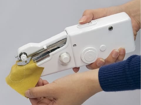 マスク作りにも ホッチキスのように使える1 980円の超小型電動ミシン 家電 Watch