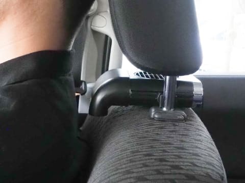 車の運転中に背中へ風を送ってムレ解消 サンコーがヘッドレスト装着のusbファン 家電 Watch