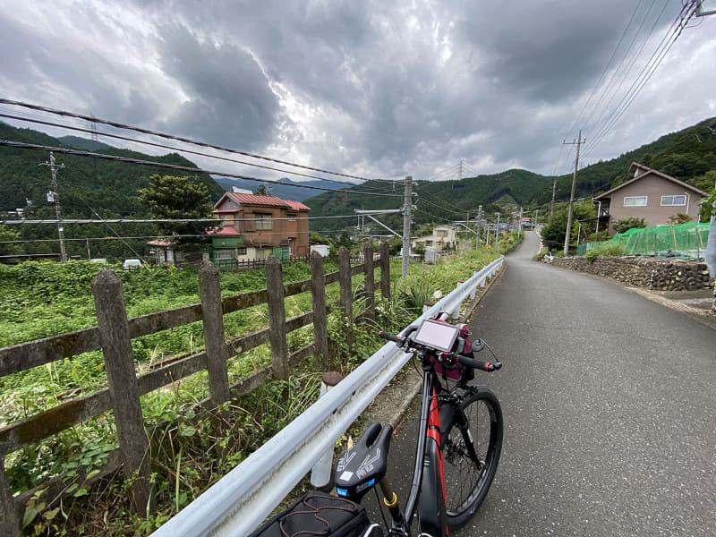 こんな裏道。向こうは奥多摩町で、左側には青梅線が走っています。青梅線の線路より少し高いところにある道路です