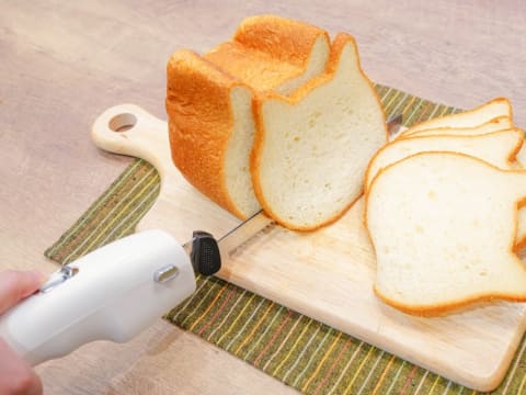 サンコー パンやケーキをつぶさず切れるコードレス電動包丁 家電 Watch