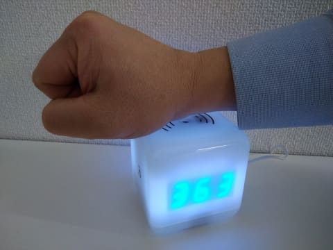 手首をかざして体温を測る 非接触のキューブ型検温器 家電 Watch