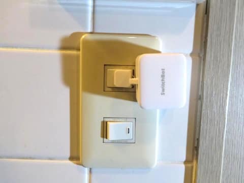 ベッドにいても照明を消せるswitchbotボットが便利 家のスイッチをスマホで操作 家電製品レビュー 家電 Watch