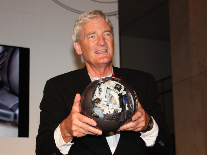 製品のカットモデルを手に熱弁するジェームズ ダイソン