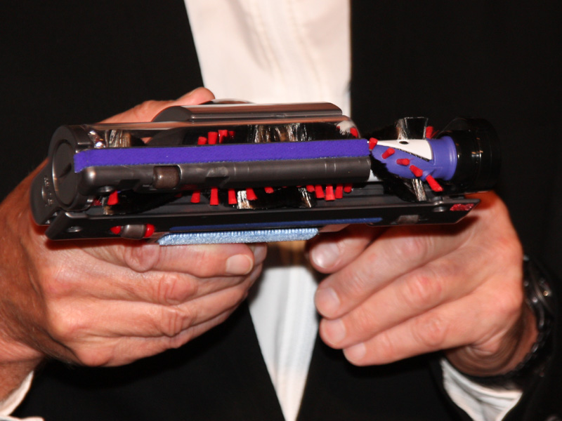 ブラシは床面の帯電を抑える効果がある「カーボンファイバー(炭素繊維)ブラシ」を採用する