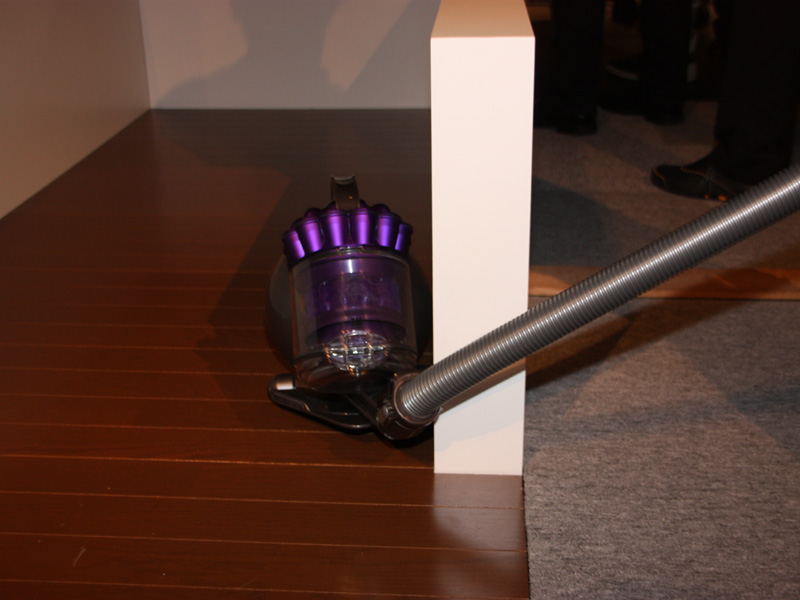 従来のキャニスター掃除機では難しかった、直角の方向転換