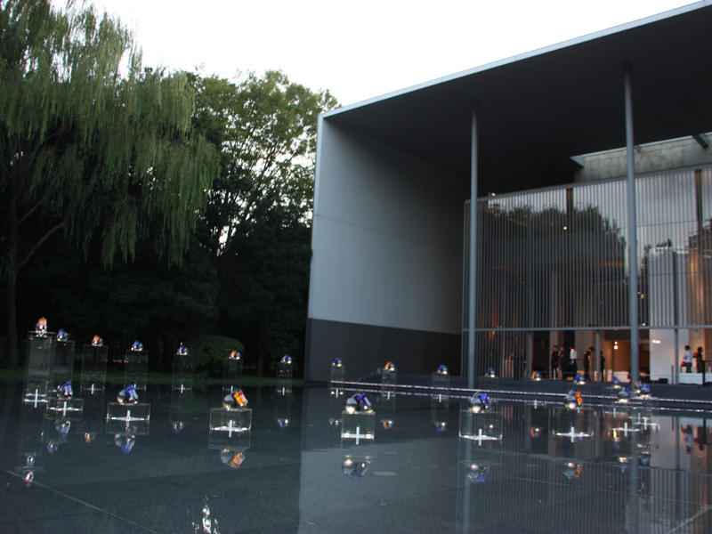 建物の前には、DC36を使ったオブジェが展示されていた