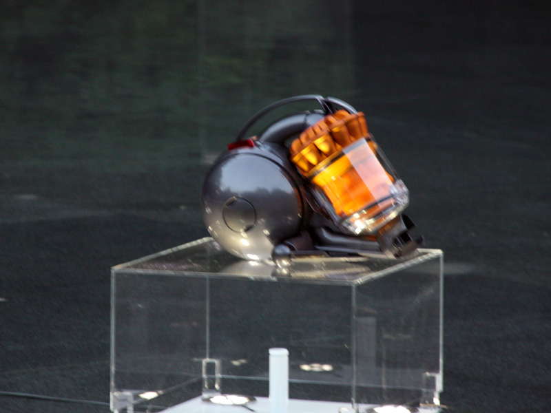 クリアな台座の上にDC36が置かれている