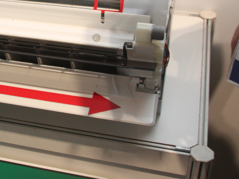 フラップの両脇には、気流をスムーズに曲げるための「サイドディフューザー」が付いている