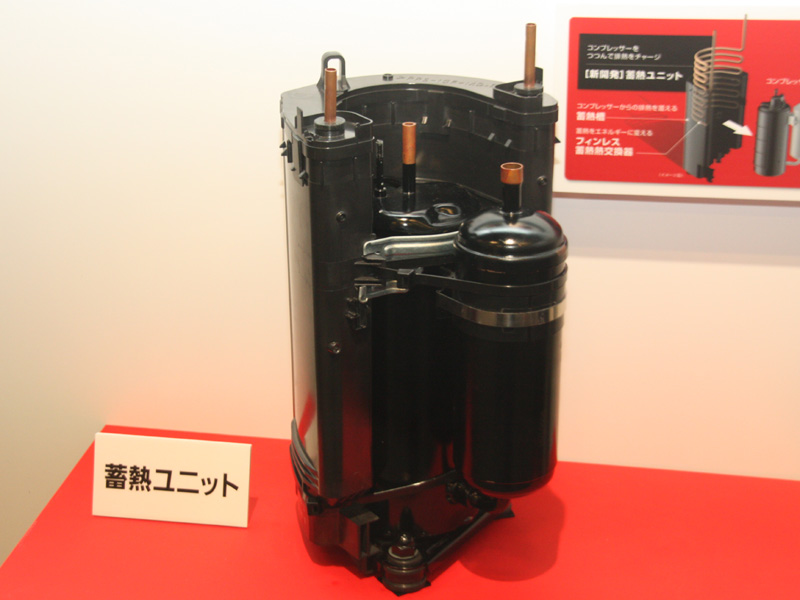 コンプレッサーを取り囲む黒いパーツが、エネチャージシステムの蓄熱ユニットだ