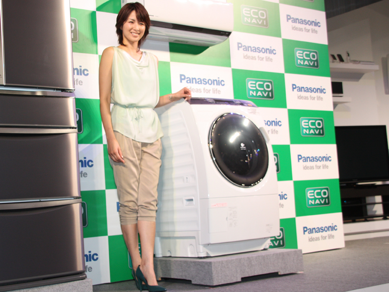 ドラム式洗濯乾燥機「NA-VX-7100」とパナソニックの「エコナビ」搭載家電のイメージキャラクターを務める女優の吉瀬美智子さん