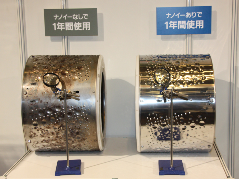ナノイー放出によってドラム槽の黒カビを抑える機能を搭載。写真は1年使用した場合のドラム槽。ナノイーを放出した右のドラム槽には、黒カビが付着していない