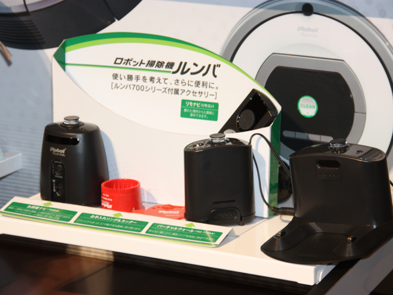 ルンバの本体付属品。写真は標準タイプ。ハイエンドモデルのルンバ780にには交換用ブラシやフィルターなどがフルセットで付属する