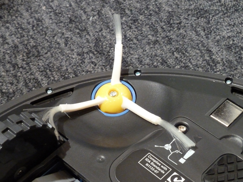 壁際などのゴミをかきだす「エッジクリーニングブラシ」