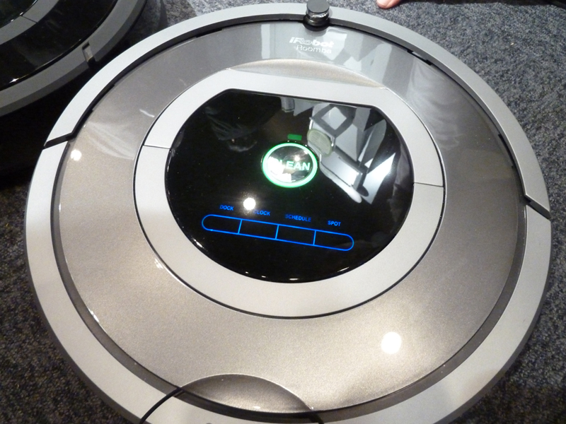 軽く触れるだけで簡単に操作できる「タッチパネル」を本体表面に備える