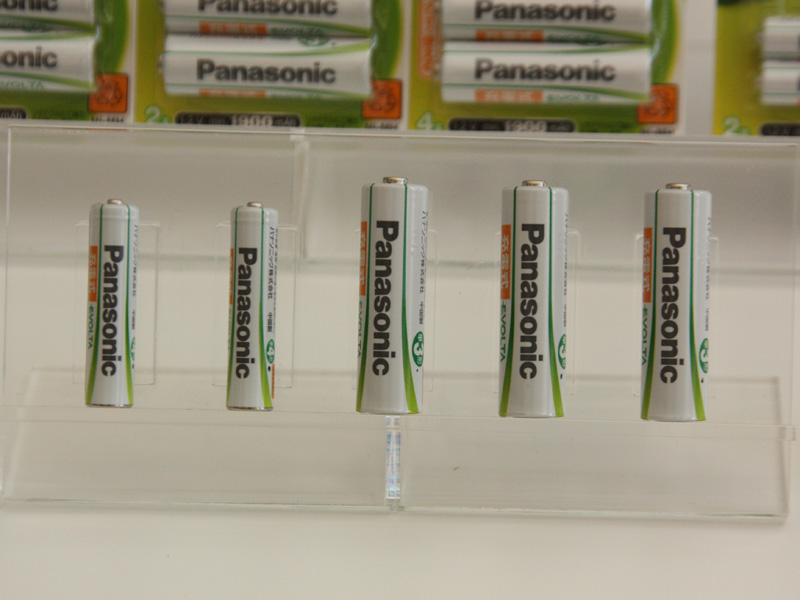 <font color="navy" size="2">新しい「充電式エボルタ」。用意されるのは単三</font><font color="navy" size="2">形</font><font color="navy" size="2">と単四形</font>