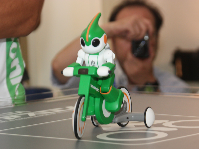 <font color="navy" size="2">自転車タイプのエボルタくん。2輪ではなく、補助輪が付いた4輪だ</font>
