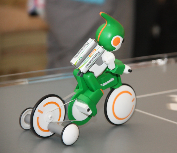 <font color="navy" size="2">背中に3本の充電式エボルタを背負っている</font>