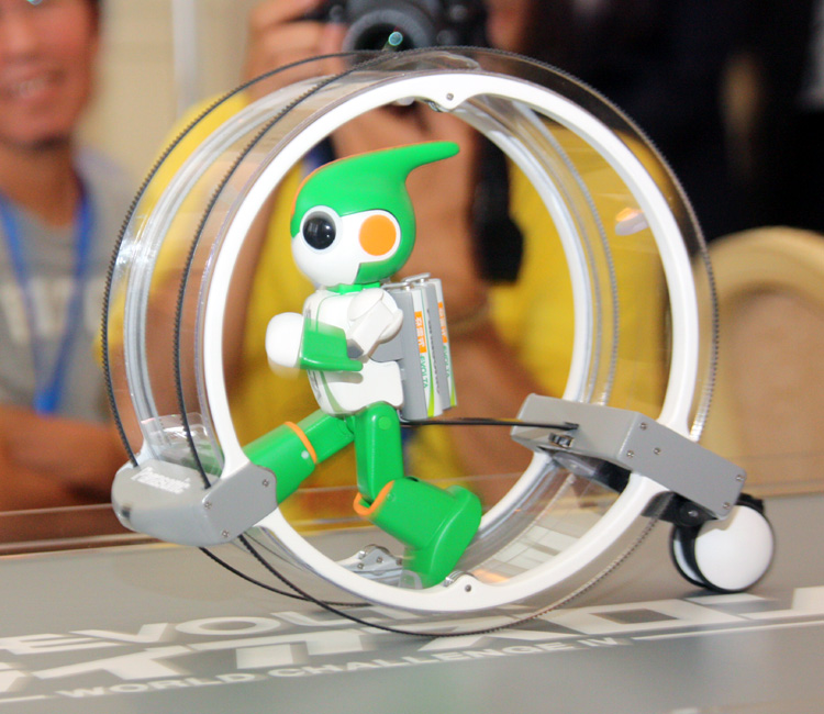 <font color="navy" size="2">マラソンタイプのエボルタくん。自らの足でローラーを回して前に進む</font>