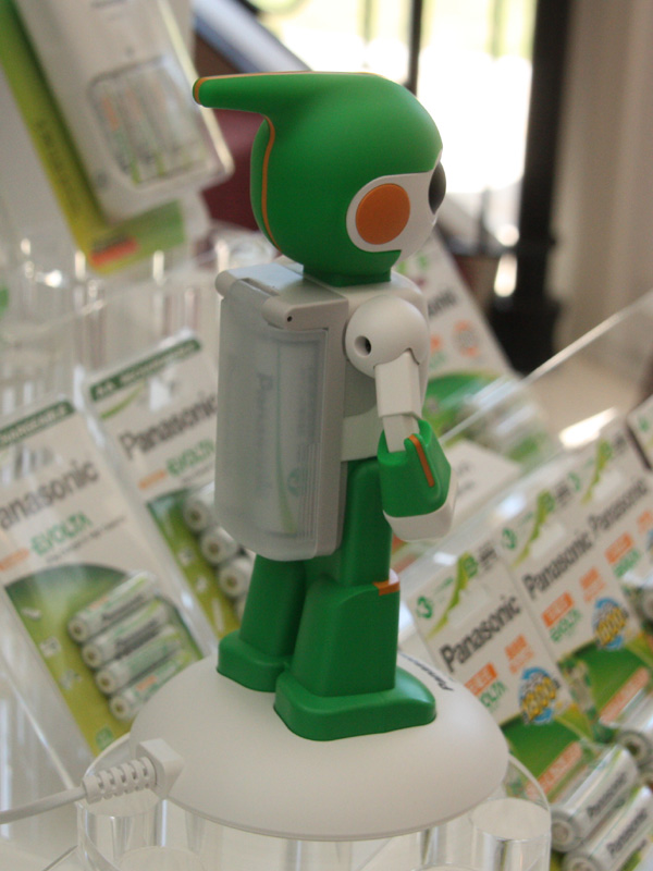 <font color="navy" size="2">背中に2本の電池が投入できる。単三形専用だ</font>