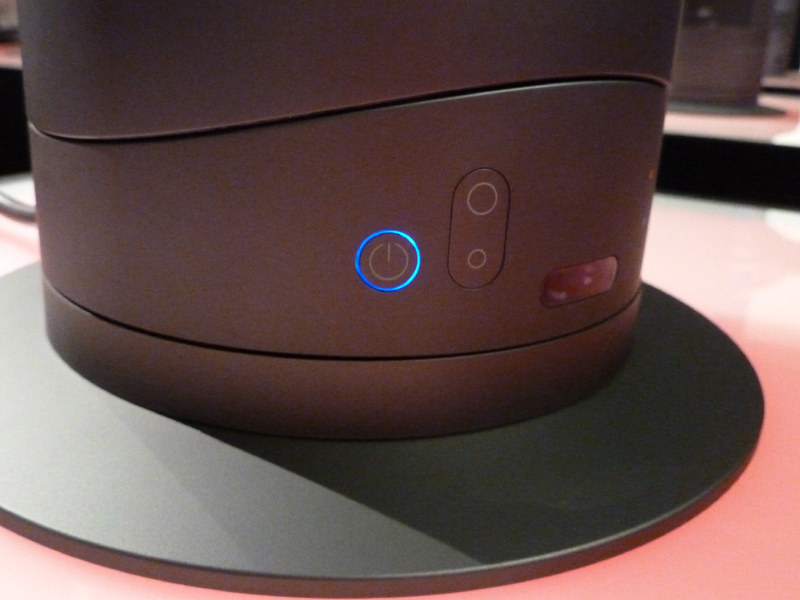 冷房使用時は青く光る