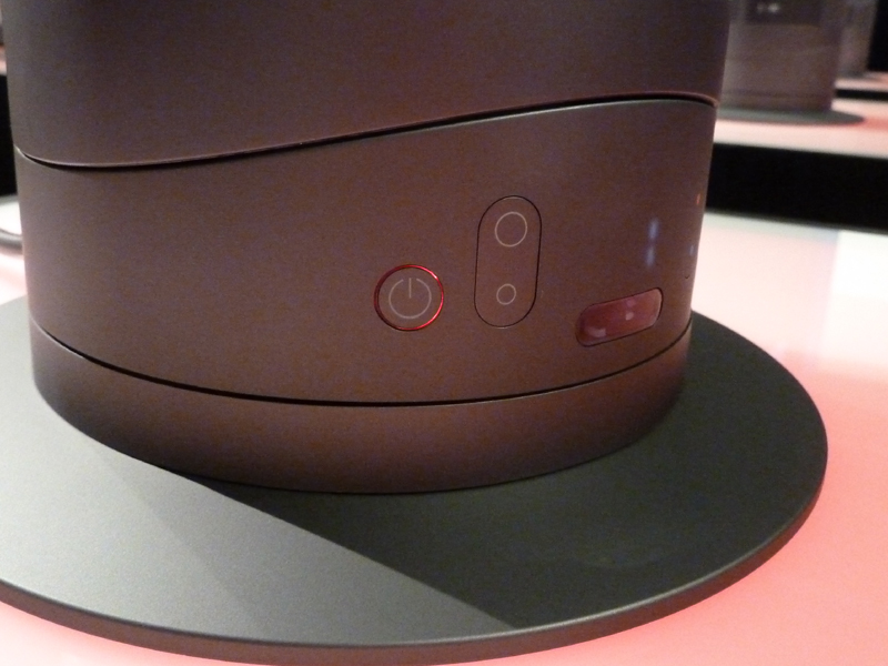 暖房使用時は電源ボタンの周りは赤く光る