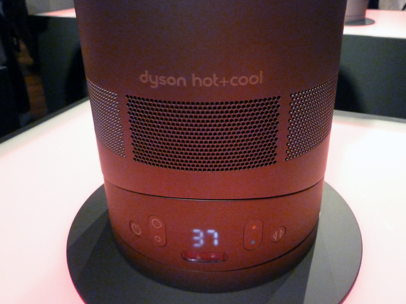 温度は最大37℃まで設定可能。温度設定時は本体土台部分に数字が浮き上がる