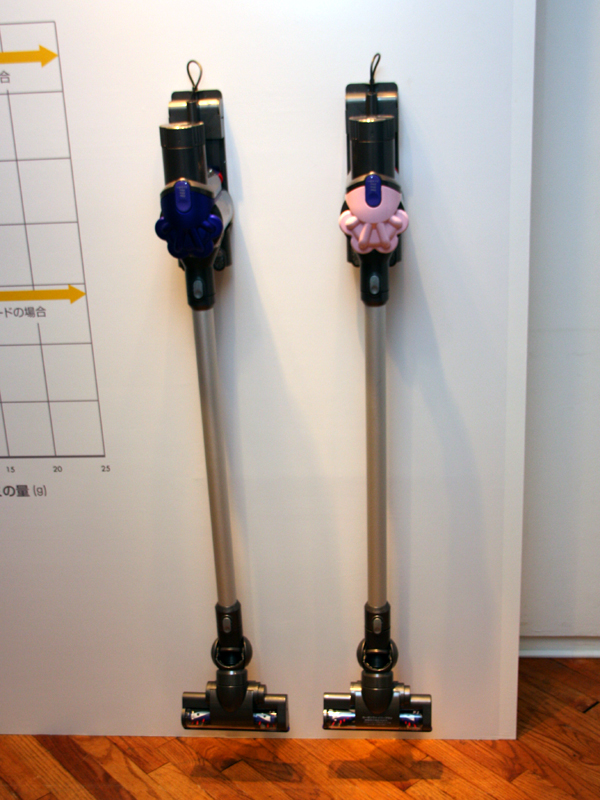 9月20日より限定発売する「ピンクリボンモデル」(右)。左は従来のDC35