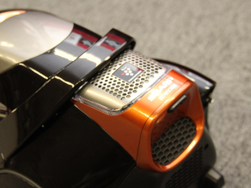 ダストキャッチユニットは吸引ファンで室内に舞うホコリを効果的に吸引できるという