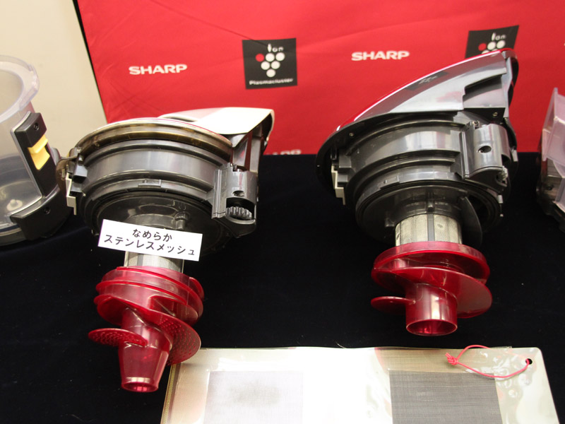 スクリュー部分を従来(右)より長くした「ロングスクリュープレス」(左)を搭載した