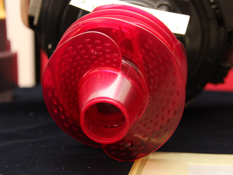 底面のフィンの部分には猫の舌の形状を応用した凹凸を設けた