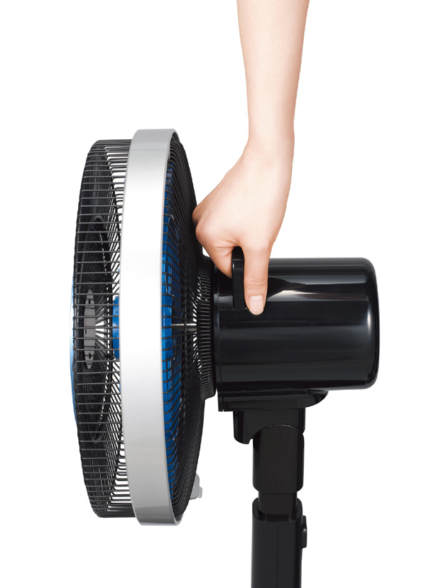 本体上部には持ち運びに便利なコンパクトハンドルが付属