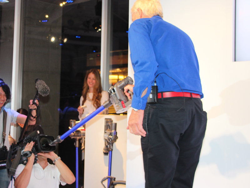 カメラマンのレンズを掃除するヒトコマも