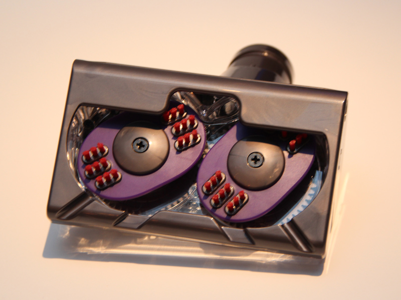 楕円形のブラシが2つ配置されている。これが逆回転することで、髪の毛やゴミの絡まりを抑える